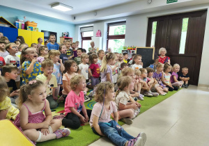 Przedszkolaki w trakcie audycji muzycznej, prowadzonej przez p. Witka.