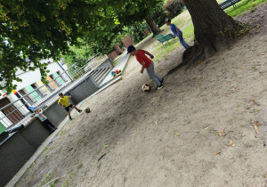 Chętne dzieci grają w piłkę nożną w ogrodzie przedszkolnym.
