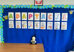Dekoracja tematyczna na spotkanie adaptacyjne.