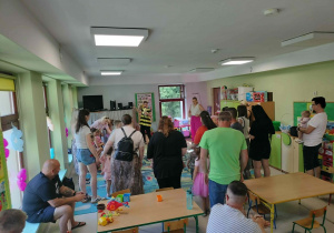 Wspólne zabawy muzyczno-ruchowe dla nowo przyjętych dzieci.