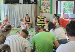 Puszczamy bańki mydlane z pomocą Rodziców.