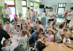 Zabawa sensoryczna z wykorzystaniem kolorowej ciastolinki przy wsparciu Rodziców.
