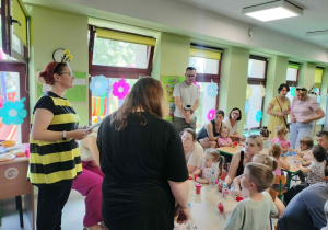 Nauczycielka omawia najistotniejsze wskazówki adaptacyjne.