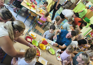 Pszczółkowy poczęstunek w postaci wafelków z miodem i owoców.