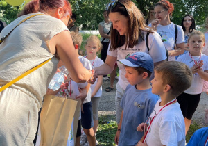 Drużyna z naszego przedszkola otrzymuje nagrodę i puchar za udział w wydarzeniu.