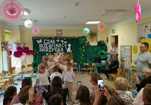 Dzieci tańczą poloneza.