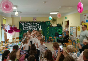 Dzieci tańczą poloneza.