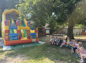 Dmuchańcowe szaleństwo w ogrodzie przedszkolnym