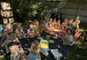Dzieci podczas pikniku w ogrodzie przedszkolnym.
