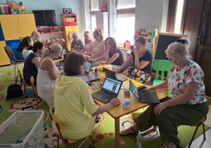 Kadra pedagogiczna podczas szkolenia "Elektroniczne zasoby edukacyjne oraz własne e-materiały".