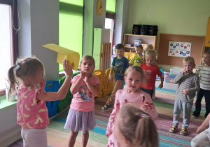 Światło zielone, światło czerwone- zabawa ruchowa.