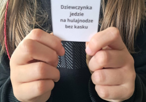 „Co tu jest niebezpieczne?”- losowanie kartoników sytuacyjnych i odgadywanie czy dana sytuacja jest bezpieczna czy nie.