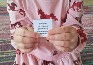 „Co tu jest niebezpieczne?”- losowanie kartoników sytuacyjnych i odgadywanie czy dana sytuacja jest bezpieczna czy nie.