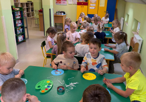 Plastyczne, kropeczkowe zabawy wśród dzieci z grupy III.