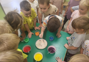 Dzieci z grupy "Wiewiórek" biorą udział w kropkowych eksperymentach.