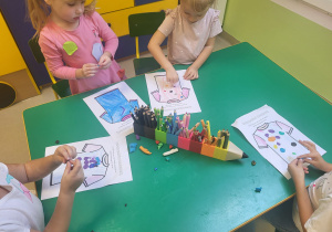 "Wiewiórki" tworzą kropeczkową pracę plastyczną.