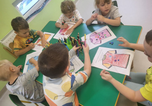 "Wiewiórki" tworzą kropeczkową pracę plastyczną.