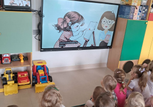 "Żabki" oglądają animowany film edukacyjny nt. Dnia Kropki.