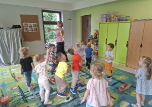 Taniec do piosenki i puszczanie baniek mydlanych wśród maluszków.