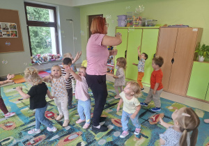 Taniec do piosenki i puszczanie baniek mydlanych wśród maluszków.