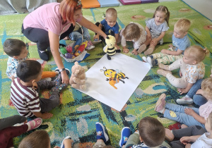 Zajęcia na dywanie wśród dzieci z grupy I.