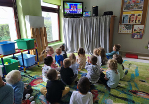 Oglądamy krótki film edukacyjny o bezpieczeństwie w ruchu drogowym.