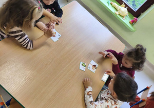 Dzieci układają jesienne puzzle.