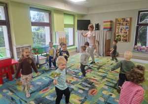 Taniec z kolorowymi listkami przy muzyce klasycznej Antonio Vivaldi "Jesień".