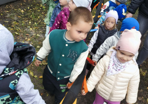 Jesienny spacer po ogrodzie przedszkolnym z wykorzystaniem taśmy "Balbinki".