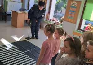 Ćwiczenia praktyczne dotyczące prawidłowego przejścia przez jezdnię.