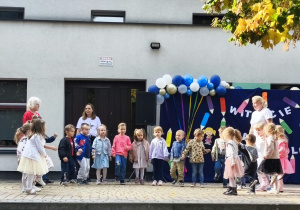 Dzieci z grupy II "Jeżyków" prezentują swoją piosenkę grupową.