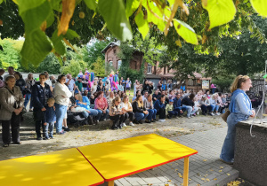 Publiczność podczas przedszkolnego pikniku.