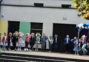 Dzieci z grupy III "Wiewiórek" prezentują swoją piosenkę grupową.