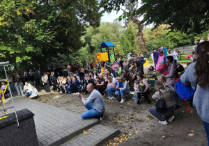 Publiczność podczas przedszkolnego pikniku.