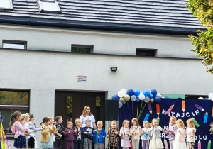 Dzieci z grupy IV "Żabek" prezentują swoją piosenkę grupową.