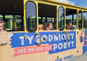 Przejażdżka mini-pociągiem w ZOO w Borysewie.