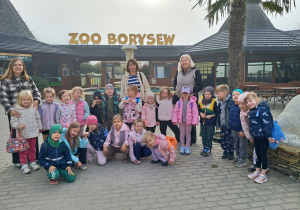 Pamiątkowa fotografia dzieci z grupy "Żabek" wraz z nauczycielkami podczas wizyty w ZOO w Borysewie.