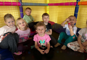 Dzieci spędzają czas w Sali Zabaw.