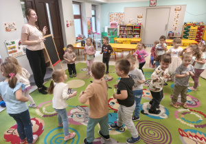 Dzieci z grupy "Jeżyków" aktywnie biorą udział w tanecznych zajęciach pokazowych TucanDance.