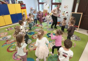 Dzieci z grupy II aktywnie biorą udział w tanecznych zajęciach pokazowych TucanDance.