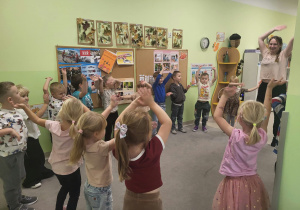 Taneczne zajęcia pokazowe wśród dzieci z grupy "Wiewiórek".