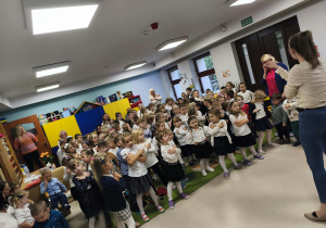 Wspólne zabawy muzyczno-ruchowe prowadzone przez panią pd rytmiki - Martę Bołdowską.