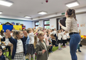 Wspólne zabawy muzyczno-ruchowe prowadzone przez panią pd rytmiki - Martę Bołdowską.