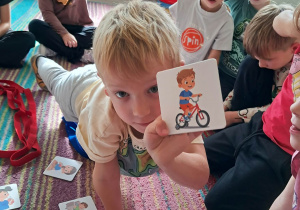 Zabawa dydaktyczna na dywanie podczas realizacji ogólnopolskiego programu "Akademia Zdrowia z Disney Junior".