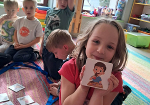 Zabawa dydaktyczna na dywanie podczas realizacji ogólnopolskiego programu "Akademia Zdrowia z Disney Junior".