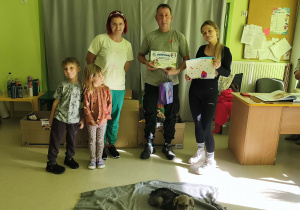 Zakończenie przedszkolnej akcji charytatywnej w obecności Przedstawicieli Schroniska "Jasionka" wraz z pieskiem.