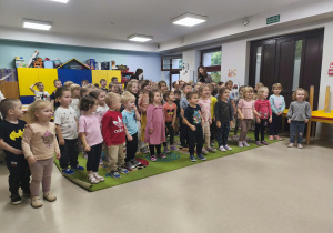 Przedszkolaki podczas zabawy muzyczno-ruchowej na powitanie.