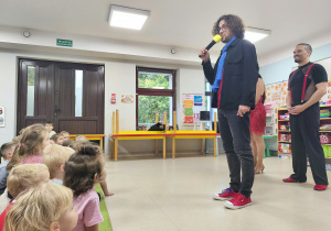 Pan Jacek opowiada dzieciom ciekawostki o Kubie.
