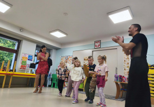 Kubańska orkiestra w wykonaniu chętnych dzieci pod czujnym okiem prowadzących.