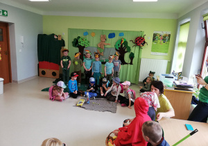 Dzieci z "Kaczuszek" podczas przedstawienia